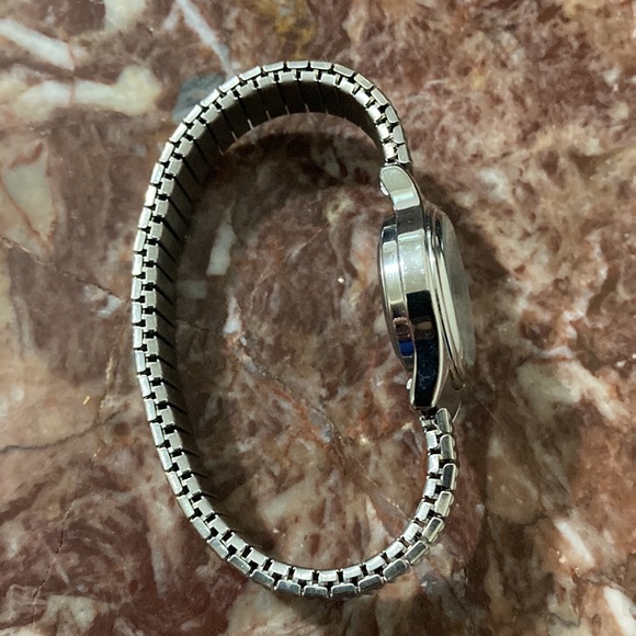 New Silver-Colored Expandable Quartz Watch, Battery Operated - Picture 9 of 13